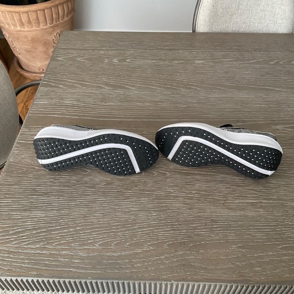 Nike Easy On Slip On black and cream sneakers, size 11 - Picture 3 of 3